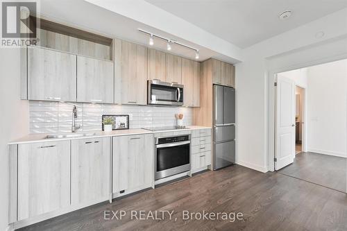 1006 - 120 Eagle Rock Way, Vaughan, ON - Indoor Photo Showing Kitchen With Upgraded Kitchen