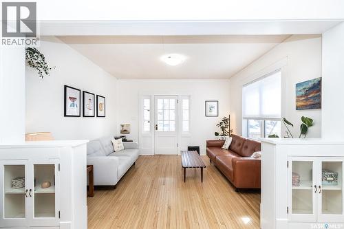 625 4Th Avenue N, Saskatoon, SK - Indoor Photo Showing Living Room