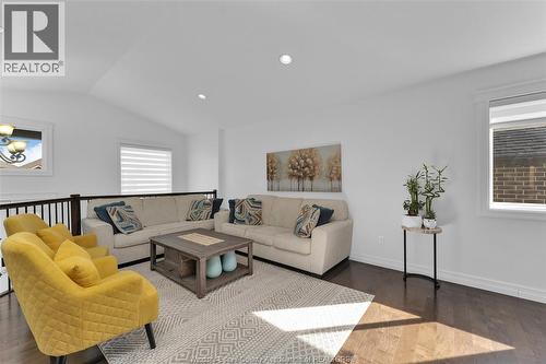 3921 Zanzibar Crescent, Windsor, ON - Indoor Photo Showing Living Room
