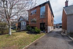 225 WOODVILLE AVENUE Toronto, ON M4J 2R4