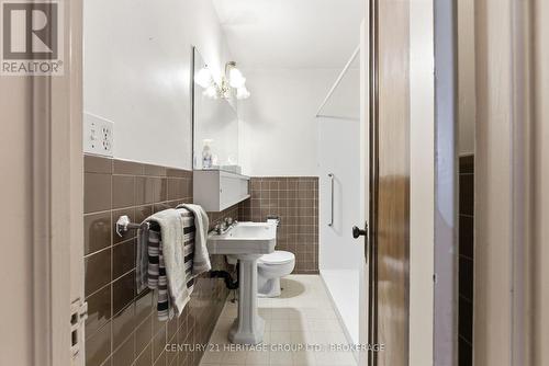 1033 King Street E, Oshawa (Donevan), ON - Indoor Photo Showing Bathroom