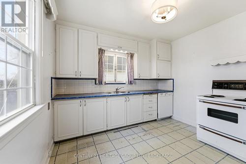 1033 King Street E, Oshawa (Donevan), ON - Indoor Photo Showing Kitchen With Double Sink