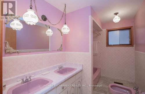 91 Pearl Street N, Hamilton, ON - Indoor Photo Showing Bathroom