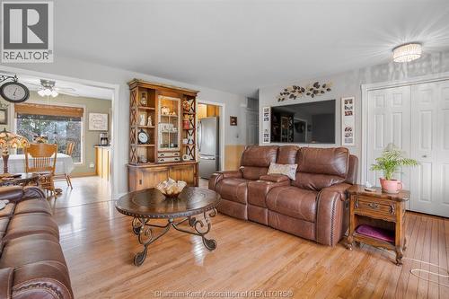 7088 9Th Line, Chatham, ON - Indoor Photo Showing Living Room