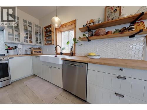 1017 Simmons Road, Creston, BC - Indoor Photo Showing Kitchen