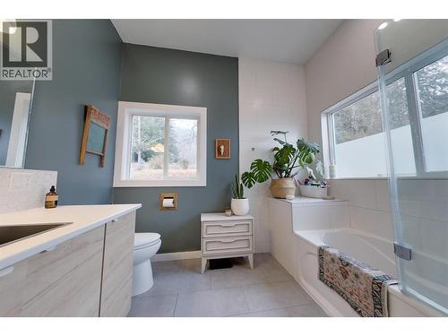 1017 Simmons Road, Creston, BC - Indoor Photo Showing Bathroom