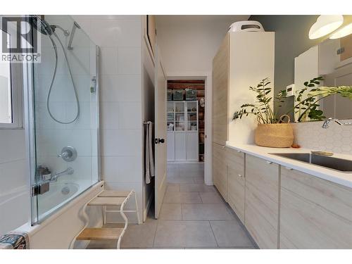 1017 Simmons Road, Creston, BC - Indoor Photo Showing Bathroom
