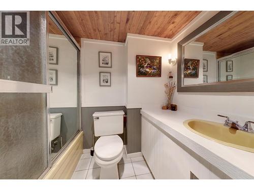 1017 Simmons Road, Creston, BC - Indoor Photo Showing Bathroom