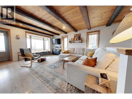1017 Simmons Road, Creston, BC - Indoor Photo Showing Living Room