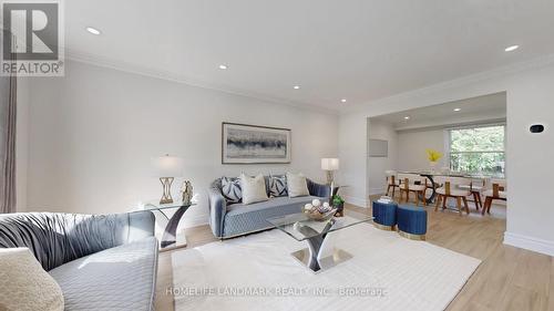 20573 Yonge Street, East Gwillimbury, ON - Indoor Photo Showing Living Room