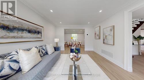 20573 Yonge Street, East Gwillimbury, ON - Indoor Photo Showing Living Room