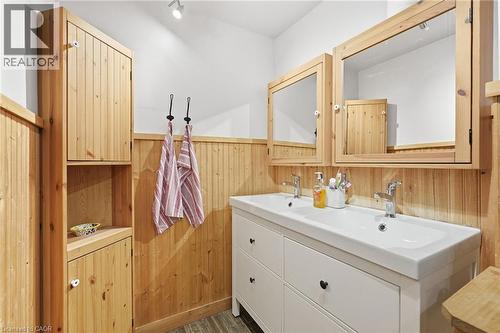 222 Concession 11 E, Freelton, ON - Indoor Photo Showing Bathroom