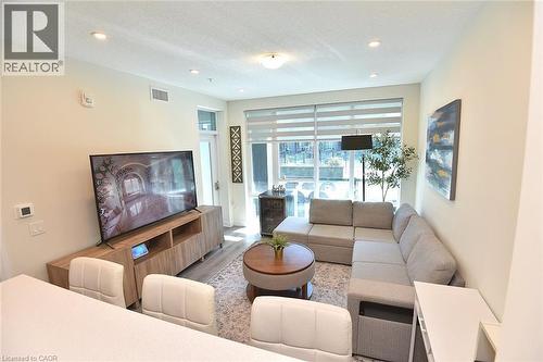 16 Concord Place Unit# 145, Grimsby, ON - Indoor Photo Showing Living Room