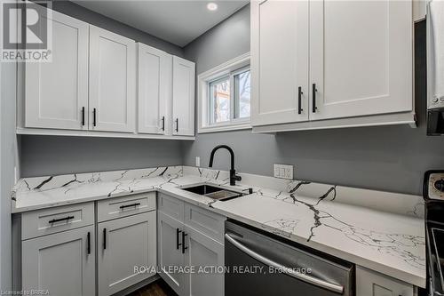 42 East 31St Street, Hamilton, ON - Indoor Photo Showing Kitchen
