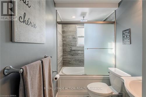 42 East 31St Street, Hamilton, ON - Indoor Photo Showing Bathroom