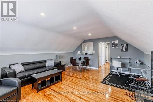 42 East 31St Street, Hamilton, ON - Indoor Photo Showing Living Room