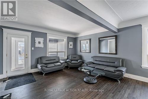 42 East 31St Street, Hamilton, ON - Indoor Photo Showing Living Room