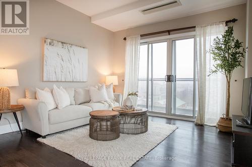 905 - 44 Bond Street W, Oshawa (O'Neill), ON - Indoor Photo Showing Living Room