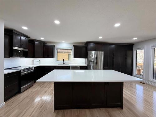 9 Waterloo Crescent, Brandon, MB - Indoor Photo Showing Kitchen With Upgraded Kitchen