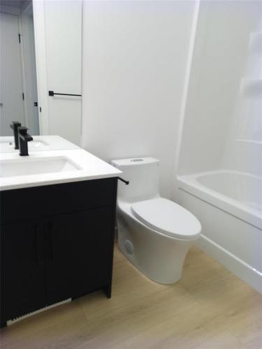 643 Moncton Avenue, Winnipeg, MB - Indoor Photo Showing Bathroom