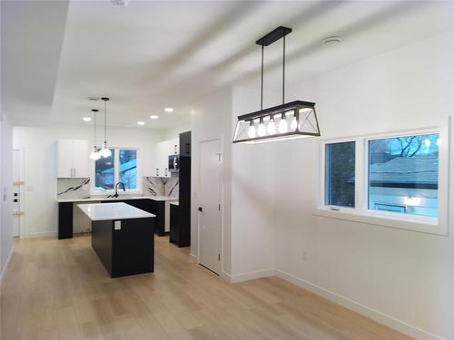 643 Moncton Avenue, Winnipeg, MB - Indoor Photo Showing Kitchen