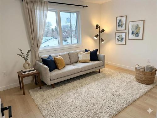 643 Moncton Avenue, Winnipeg, MB - Indoor Photo Showing Living Room