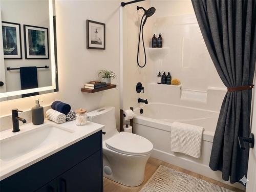 643 Moncton Avenue, Winnipeg, MB - Indoor Photo Showing Bathroom