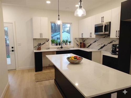 643 Moncton Avenue, Winnipeg, MB - Indoor Photo Showing Kitchen