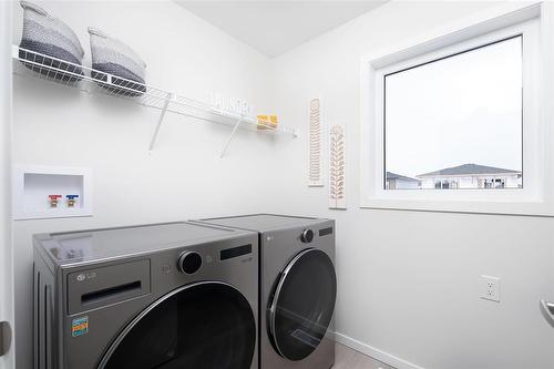 172 Moonlight Bay, Winnipeg, MB - Indoor Photo Showing Laundry Room