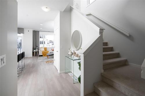 172 Moonlight Bay, Winnipeg, MB - Indoor Photo Showing Other Room