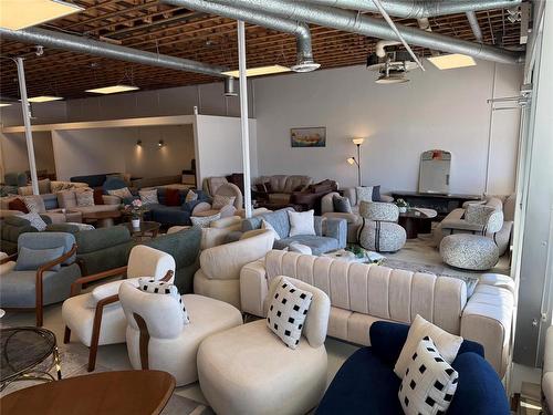 1857 Portage Avenue, Winnipeg, MB 