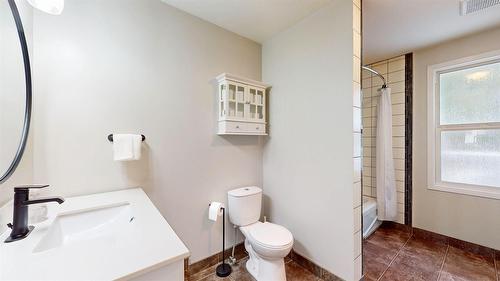 10219 Twin Bays Road, Twin Bays, BC - Indoor Photo Showing Bathroom