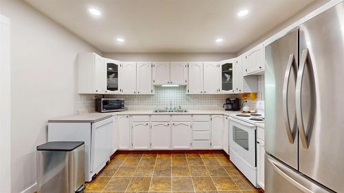 10219 Twin Bays Road, Twin Bays, BC - Indoor Photo Showing Kitchen
