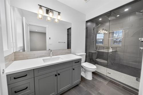 221 4Th Avenue, Cranbrook, BC - Indoor Photo Showing Bathroom