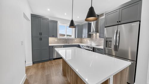 221 4Th Avenue, Cranbrook, BC - Indoor Photo Showing Kitchen With Upgraded Kitchen