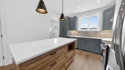 221 4Th Avenue, Cranbrook, BC - Indoor Photo Showing Kitchen With Upgraded Kitchen