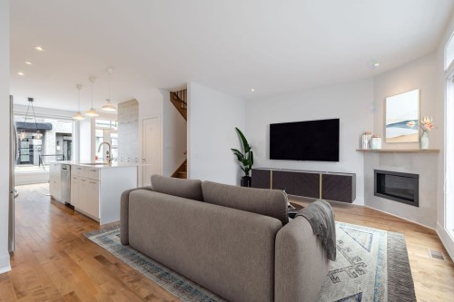 Salon - 129 Rue D'Ambre, Candiac, QC - Indoor Photo Showing Living Room With Fireplace
