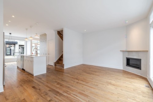 Salon - 129 Rue D'Ambre, Candiac, QC - Indoor With Fireplace