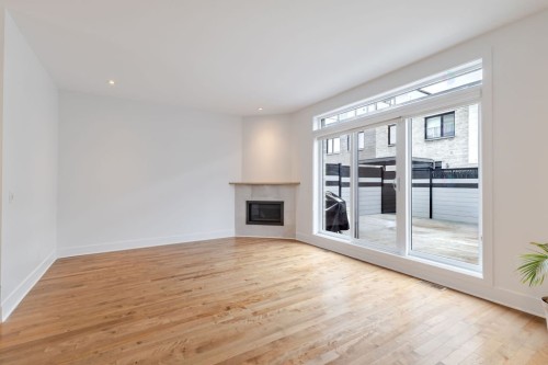 Salon - 129 Rue D'Ambre, Candiac, QC - Indoor With Fireplace