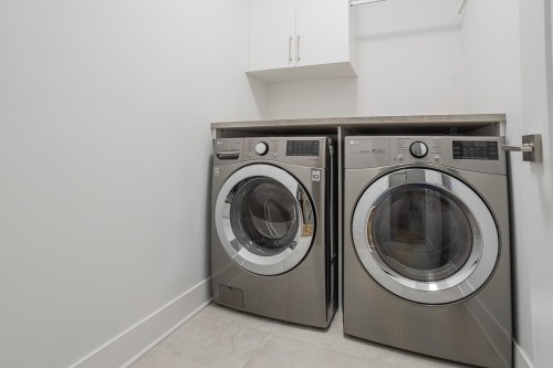 Salle de lavage - 129 Rue D'Ambre, Candiac, QC - Indoor Photo Showing Laundry Room