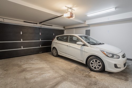 Garage - 129 Rue D'Ambre, Candiac, QC - Indoor Photo Showing Garage