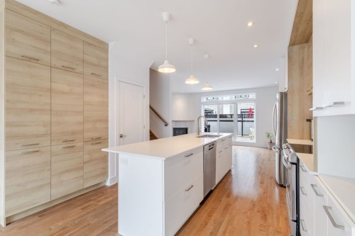 Cuisine - 129 Rue D'Ambre, Candiac, QC - Indoor Photo Showing Kitchen With Upgraded Kitchen