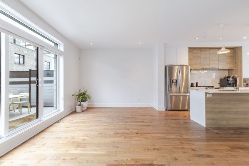 Salon - 129 Rue D'Ambre, Candiac, QC - Indoor Photo Showing Kitchen