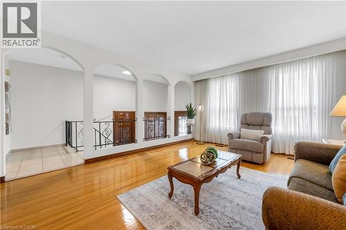 11 Forest Hill Crescent, Hamilton, ON - Indoor Photo Showing Living Room