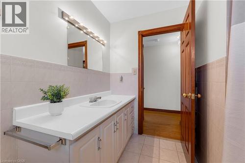 11 Forest Hill Crescent, Hamilton, ON - Indoor Photo Showing Bathroom