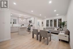 107 BAYVIEW PARKWAY Newmarket, ON L3Y 3W2