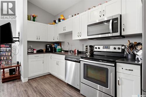 960 Wallace Street, Regina, SK - Indoor Photo Showing Kitchen