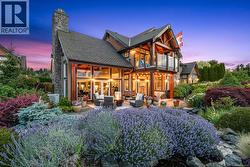 3943-3941 Marine Dr  Royston, BC V0R 2V0