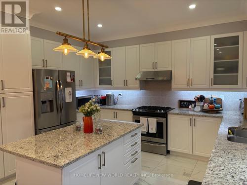 143 Mondial Crescent, East Gwillimbury, ON - Indoor Photo Showing Kitchen With Double Sink With Upgraded Kitchen