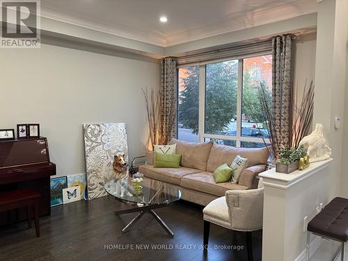 143 Mondial Crescent, East Gwillimbury, ON - Indoor Photo Showing Living Room